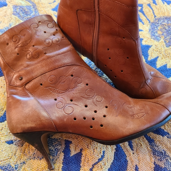 Two Lips Leather Ankle Boots - Picture 3 of 11